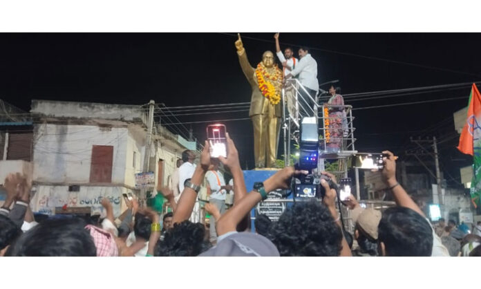 MLA K.R. Nagaraju campaigning for Congress-backed Sarpanch candidate Cheeduru Shankar in Wardhannapet.