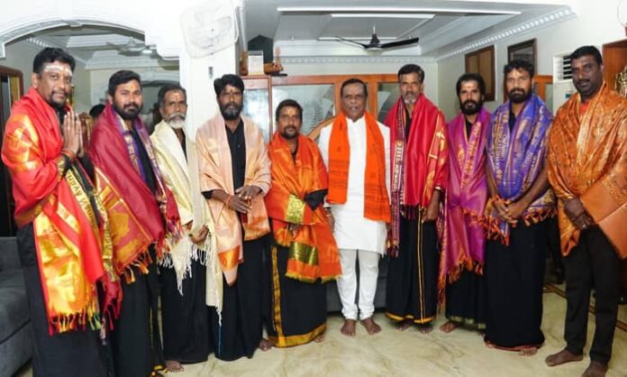 dhanpal suryanarayana invited ayyappa devotees to his home