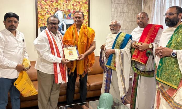 Sri Lakshmi Narasimha Swamy Temple eo, priests invite minister komatireddy