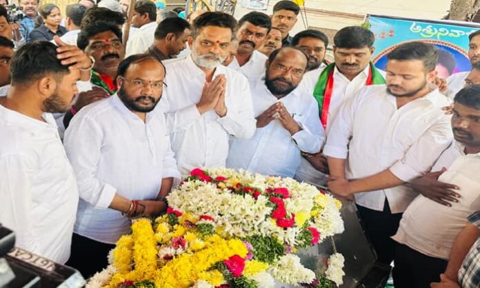 R.Krishnaiah, Vakulabharanam, Gujja Satyam and others are paying homage at the mortal remains of Sai Eshwar Chari