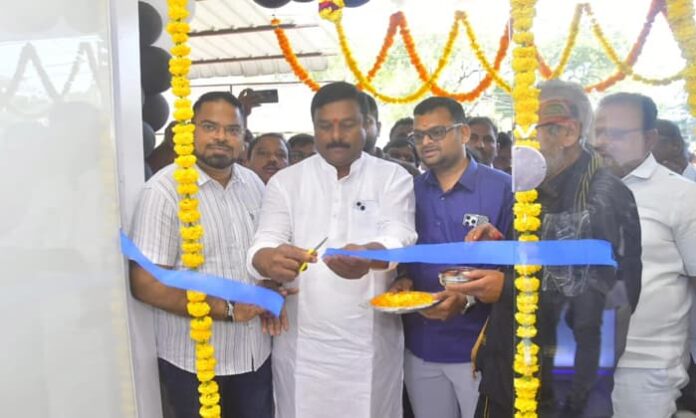 bjlp leader Yeleti Maheshwar Reddy launched vivo store