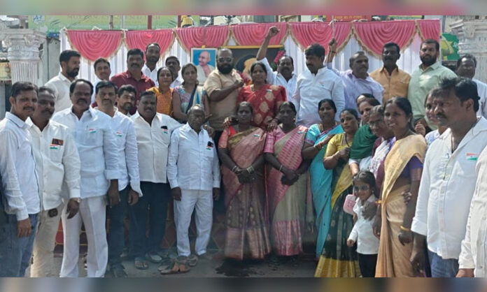 Corporator Lingani Prasanna Lakshmi Srinivas hoists the national flag during 77th Republic Day celebrations in Addagutta division, Hyderabad