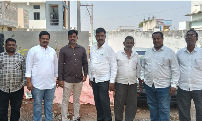 All-Party United Front President Dr Satish Yadav campaigning in Wanaparthy wards urging voters to defeat corrupt leaders