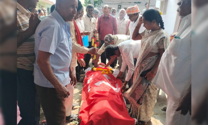 CPI leaders paying tribute to Comrade Bolamoni Naganna by placing a red flag on his mortal remains in Wanaparthy.