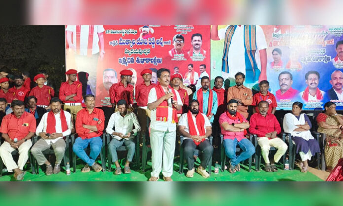 CPI leaders Andoju Ravindra Chary and Muthyala Yadireddy addressing a public meeting demanding basic amenities for slum dwellers in Kuntloor