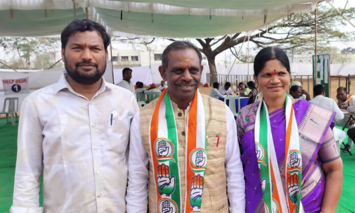 Congress councillor candidate Chevuri Aruna Ramakrishna Goud filing nomination and addressing residents of Peddamangalaram 18th ward