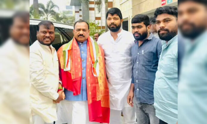 Chiluka Madhusudhan Reddy extending New Year greetings to Congress leaders and Revanth Reddy’s brothers.
