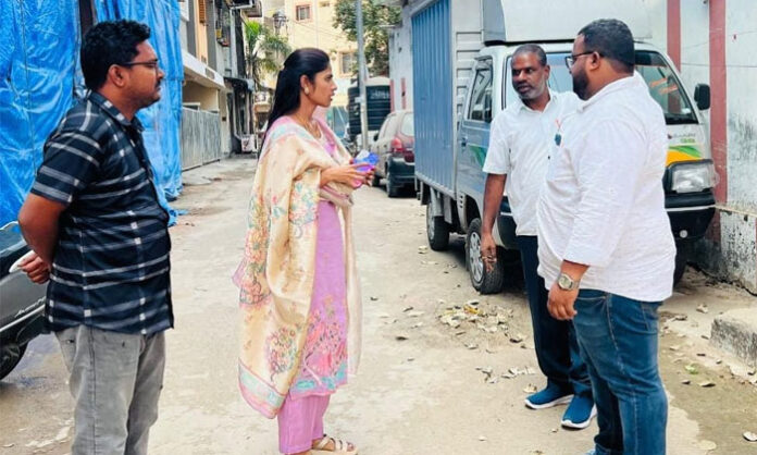 Corporator Dr. Samala Hema inspecting local issues during development tour in Medibavi division Sitaphalmandi