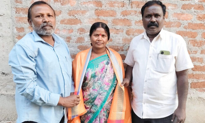 Ambedkar Association leaders Janna Narsaiah and Jangili Babu honouring Dalit woman Chinnapelli Vijaya at her residence after her election victory in Parvathagiri mandal.