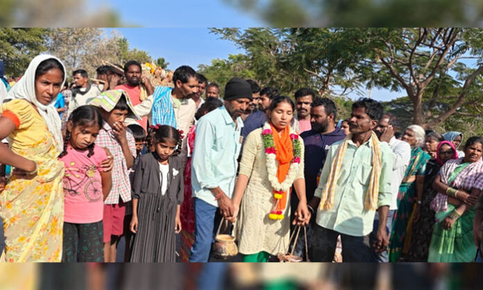 Eldest daughter performing the last rites for her father Kamalla Ramaiah in Jagdevpur mandal.