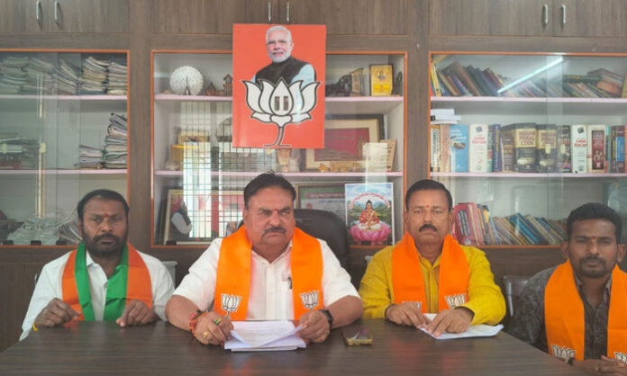 Former MPP and BJP leader Vasala Ramesh demanding RTC Express buses to stop at Kothapalli stage in Karimnagar