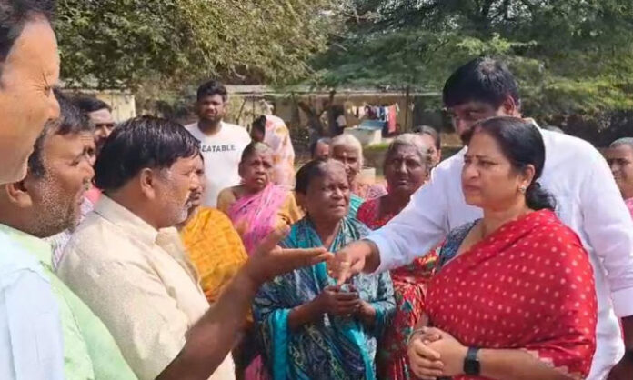 GHMC Deputy Mayor Mothe Srilatha Shobhan Reddy visiting Angadi Bazaar slum to address drinking water shortage and interacting with residents