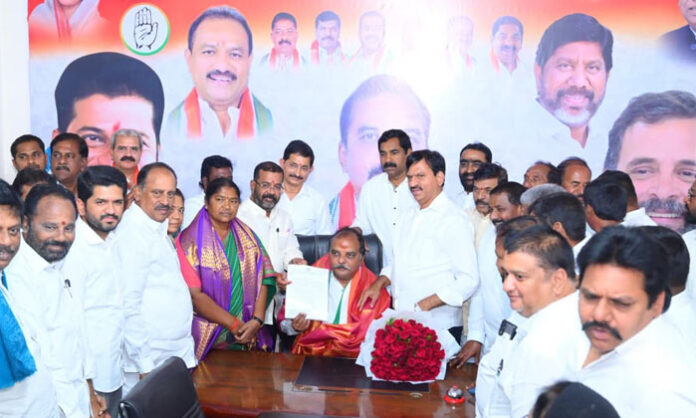 Enagala Venkatram Reddy takes charge as Hanmakonda DCC President in presence of MLA Nagaraju and senior Congress leaders.