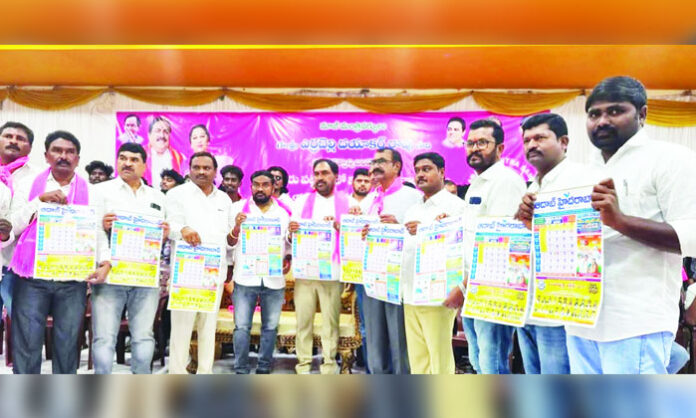 Former Minister Errabelli Dayakar Rao unveiling Aadab Hyderabad daily newspaper New Year calendar
