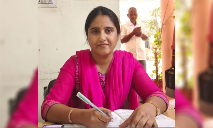 Moinabad Mandal Agriculture Officer Anuradha Reddy explaining the importance of mandatory farmer registration under Agri Stack Telangana for farmer development and welfare schemes.