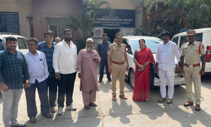 GHMC Deputy Mayor Mothe Srilatha Shobhan Reddy inspecting sanitation, streetlight, and road issues in Osmania University Police Station limits