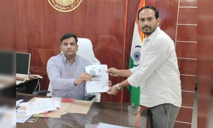 Congress leader Kolagani Anil submits complaint on government land encroachment in Theegalaguttapally to Karimnagar Municipal Corporation