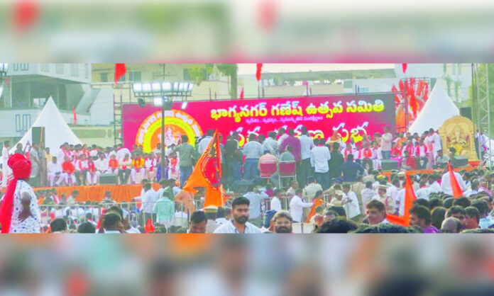 Hindu leaders and devotees participating in Jago Bhagyanagar Dharma Raksha Sabha organized by Bhagyanagar Ganesh Utsav Samithi in Balapur demanding protection of Dharma and action against illegal immigrants