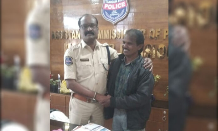 Social activist Kummachella Rambabu meets Mamnoor ACP N. Venkatesh to discuss dowry awareness campaigns in Warangal district.