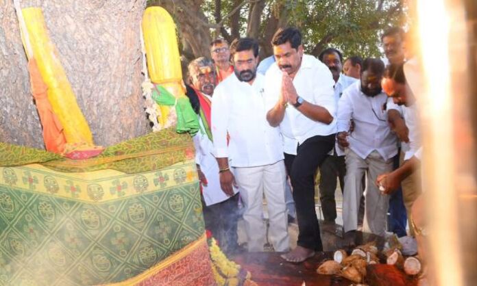 MLA K R Nagaraju reviewing arrangements for Ammavaripet Sri Sammakka Saralamma Jathara with officials