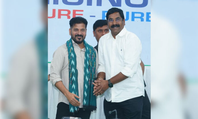 K.R. Nagaraju, MLA from Wardhannapet, meets Telangana CM Anumula Revanth Reddy to extend New Year greetings and discuss constituency development
