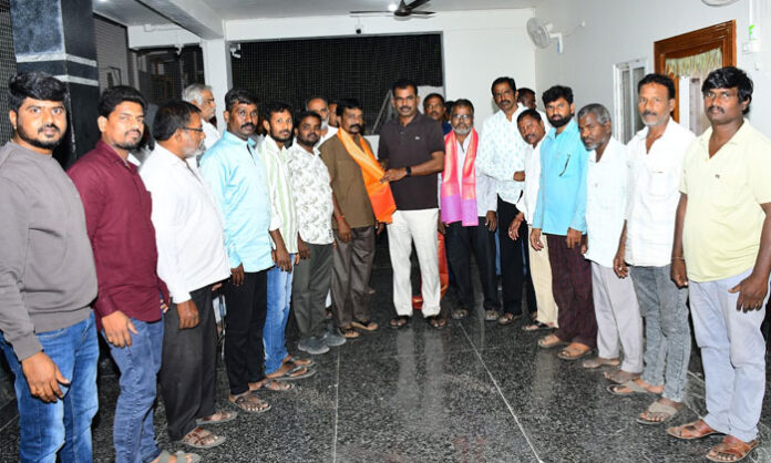 Wanaparthy MLA Thudi Megha Reddy meeting Rajiv Auto Union members and assuring support for Auto Union building
