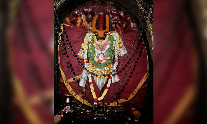 Devotees and tourists thronging Sri Hemachala Lakshmi Narasimha Swamy temple near Mallur during Medaram Sammakka Saralamma Jatara