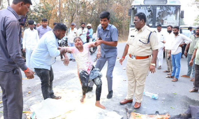 Medak Additional SP Mahender helping injured accident victims near Akkanapeta Forest Park