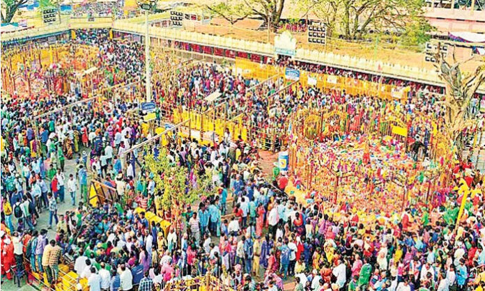 Massive crowd of devotees attending the Sammakka Saralamma Medaram Jatara in Mulugu district