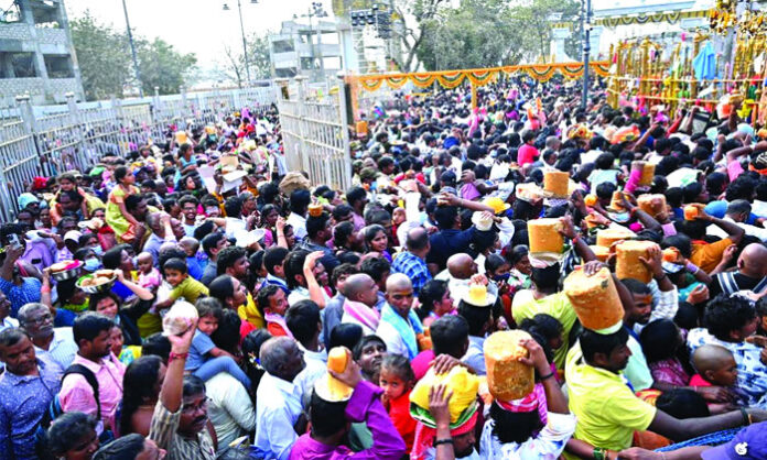 Lakhs of devotees throng Medaram as Sammakka and Saralamma take their pedestals during Maha Jatara