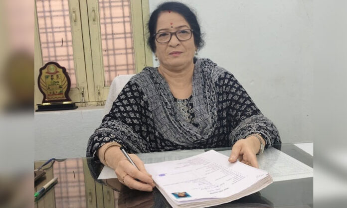 ACB officials catching Nandigama MPDO Sumathi, MPO Tej Singh and Edulapally secretary Chennaiah red-handed while accepting one lakh rupees bribe in Rangareddy district.