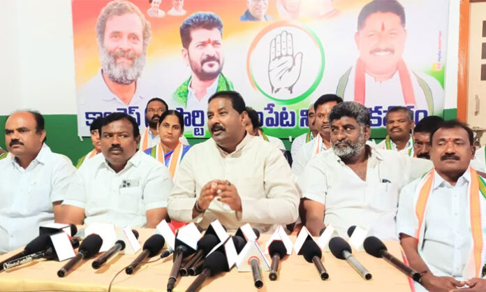 Narsampet MLA Donthi Madhava Reddy addressing press conference on 80 crore rupees development works in Narsampet municipality area