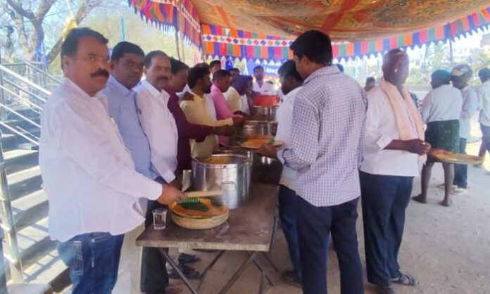 Shadnagar Kummari Community feeding the poor on New Moon day