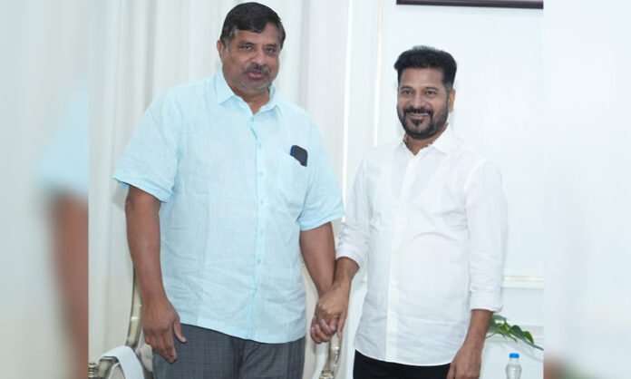 Congress leader Velchala Rajender Rao meeting Chief Minister Revanth Reddy in Hyderabad and extending New Year greetings