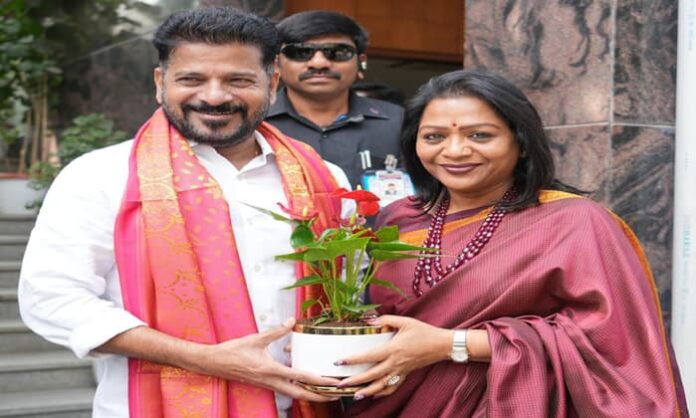 Gadwal Vijayalakshmi in cm revanth residence