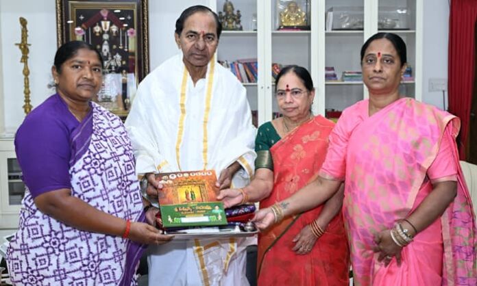 ministers invite kcr to medaram jatara