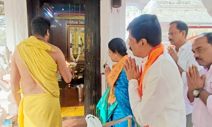 balkonda mla in jubileehilss temple