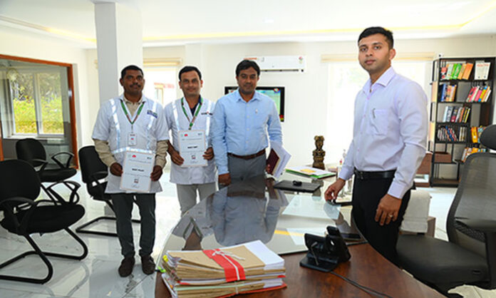 Nalgonda District SP felicitating 108 ambulance staff for their honesty and service after accident response