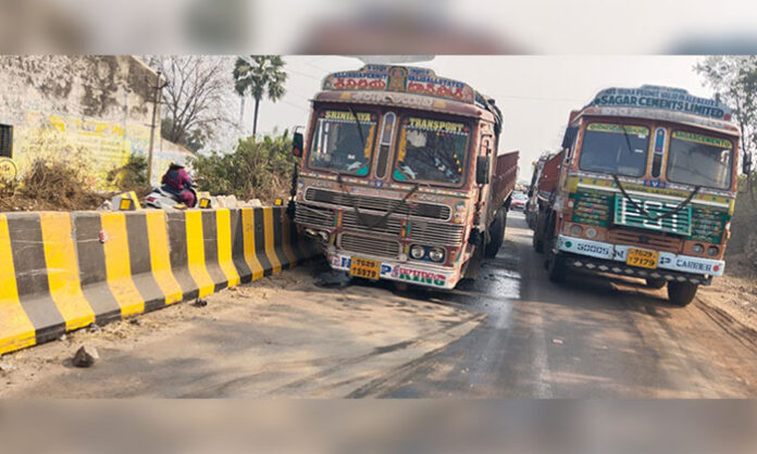 Traffic moving near unsafe road dividers on Warangal Khammam highway at Mamunur