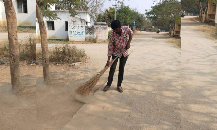 BG Venkatapur village Sarpanch Chekkala Parameshwar cleaning drainage canal with shovel