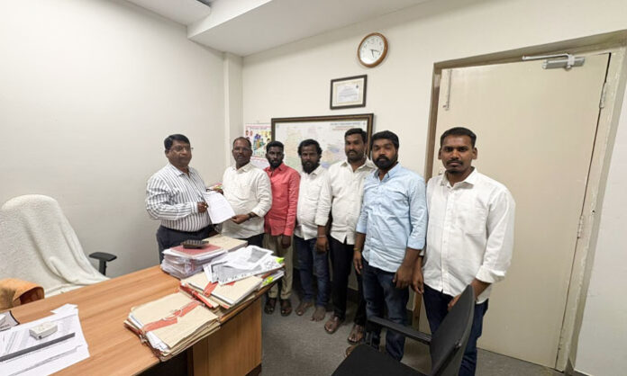 Bandaraviryal Gram Panchayat Sarpanch Kandikanti Vijay Kumar meeting Rangareddy DPO and filing complaint against secretary