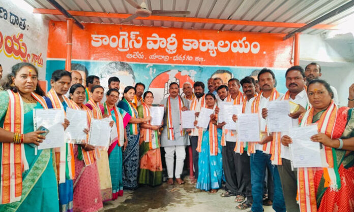 Alair MLA Beerla Ilaiah distributes B-forms to Congress candidates in Yadagirigutta Municipality