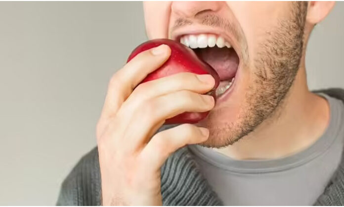 Dietitian explains the best time to eat an apple and why eating apples at night may cause digestion issues