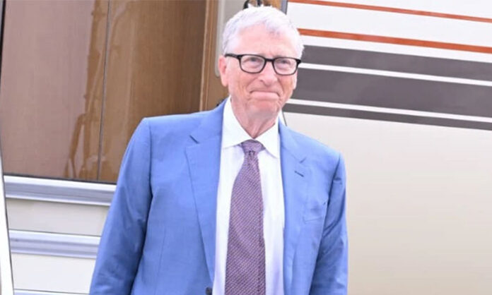 Bill Gates special aircraft circling before safe landing at Gannavaram Airport due to fog