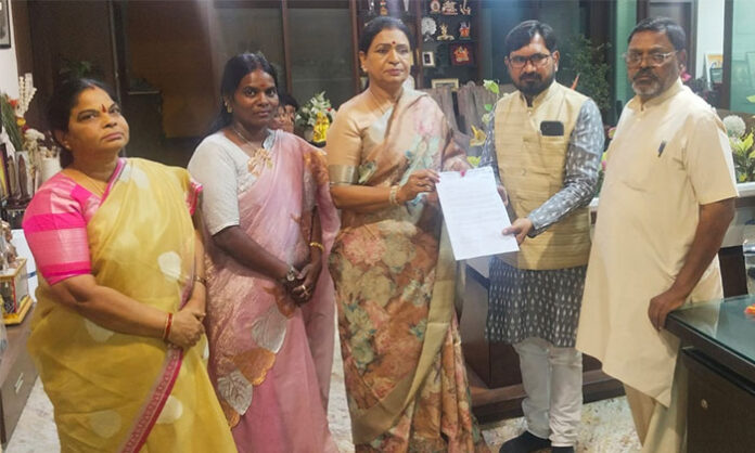 Representatives of Consumer Confederation of India submitting a petition on grain procurement transparency to officials of Food Corporation of India during Bharat Konsumkar Chaitanya Yatra