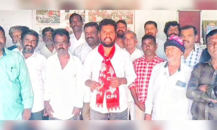 CPI Secunderabad secretary Kampally Srinivas addressing party workers at Shramika Bhavan in Addagutta demanding division allotment in GHMC elections