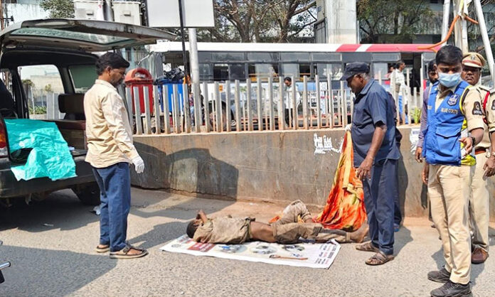 Chilkalguda Police assisting homeless persons near Gandhi Hospital in Secunderabad