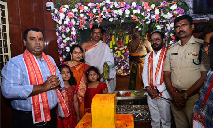 Rahul Raj and family offering prayers at Edupayala Sri Vanadurgamma Devasthanam during Jatara