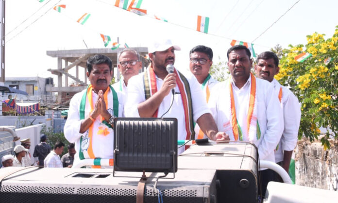 MP Gaddam Vamsi Krishna addressing a corner meeting in Ward No 10 of Kyathanapalli Municipality in support of Congress candidate Panasa Rajayya
