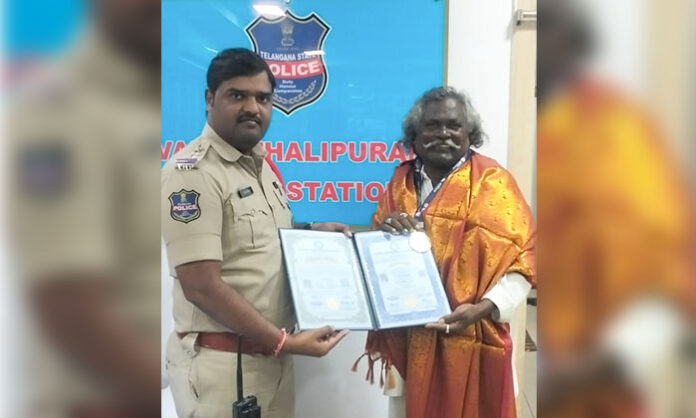 Padma Shri Darshanam Mogulaiah being felicitated by police officials after receiving an honorary doctorate